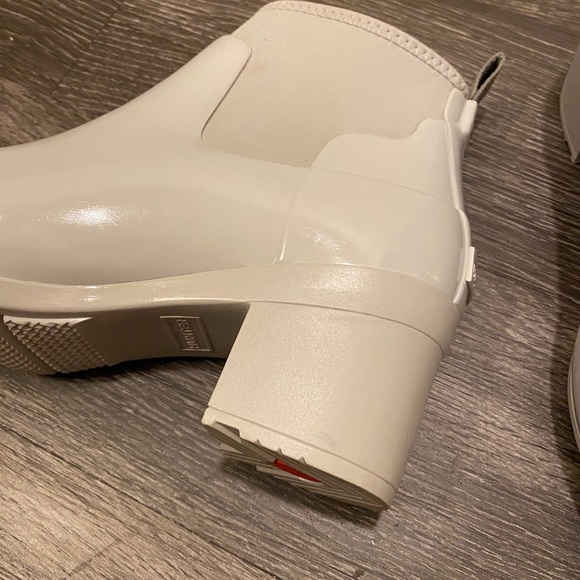 Hunter Refined Slim Fit Gloss Mid Heel Boots - Picture 9 of 14